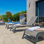 بيت للعطل Front In With Sauna Koromačno